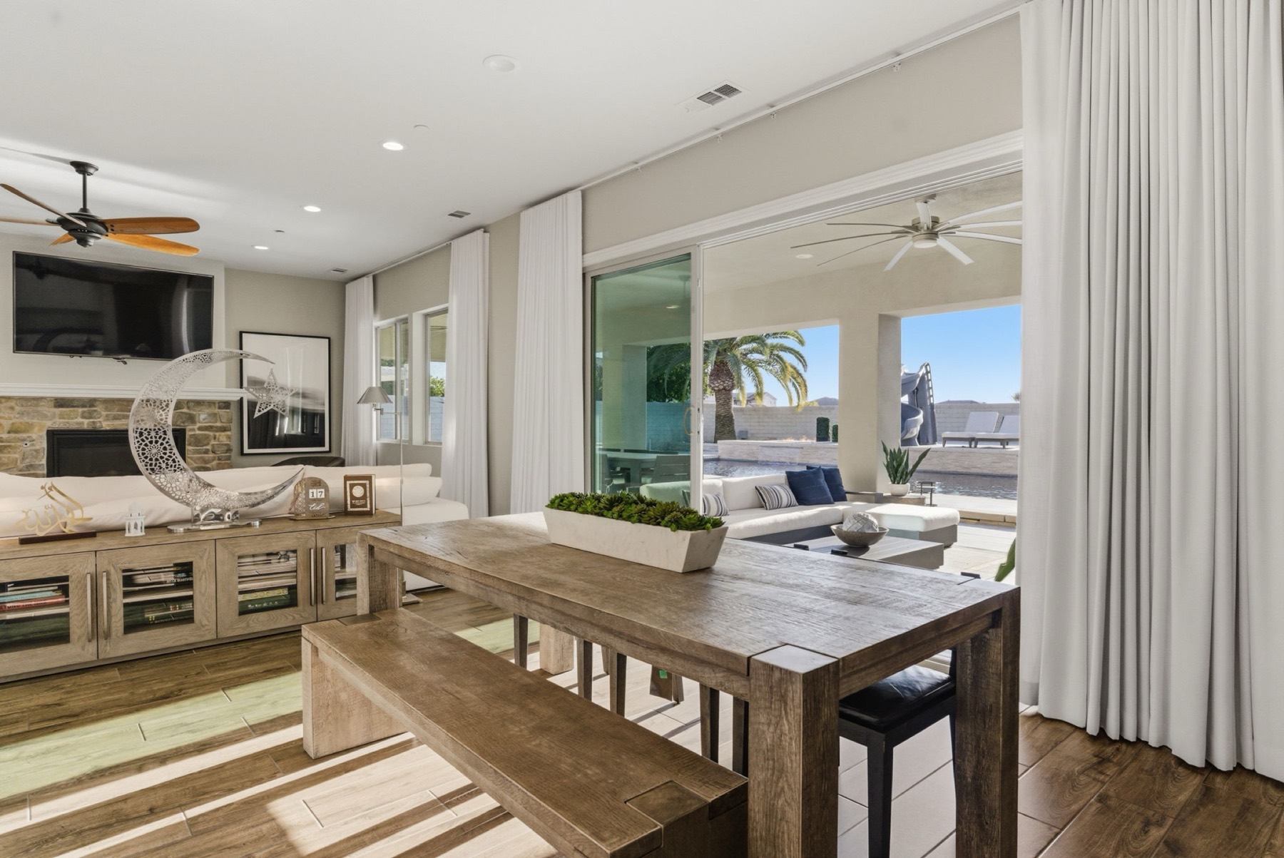 Indoor-outdoor dining and living space